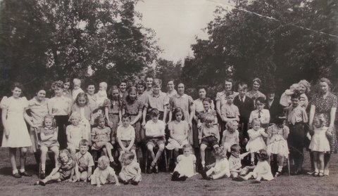 Fennels Way families c 1945